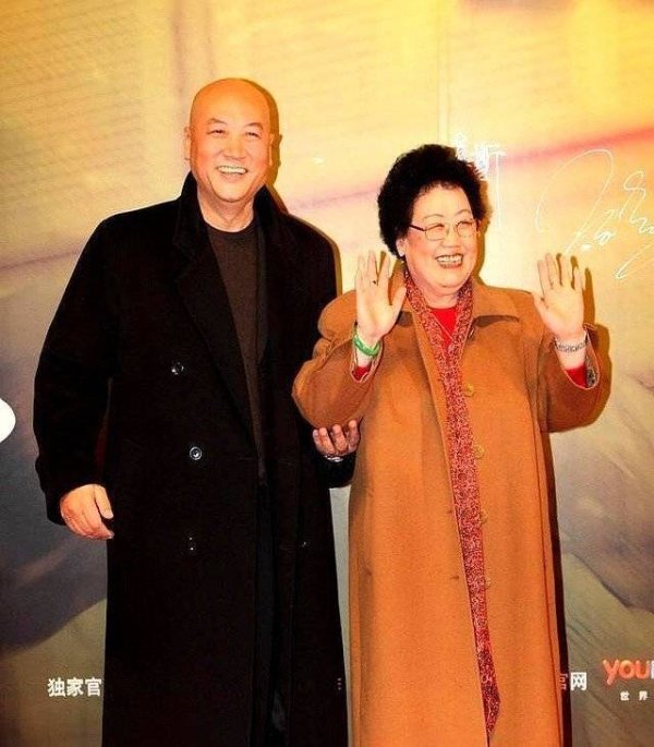 炒股实盘配资 四十年前的相遇：迟重瑞自助餐侧颜，令陈丽华一见钟情