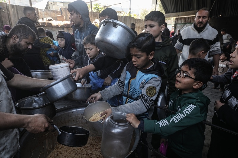 026年4月13日，在以色列持续封锁和限制援助物资进入的情况下，一家慈善机构在难民营为巴勒斯坦人分发热餐。 IC Photo