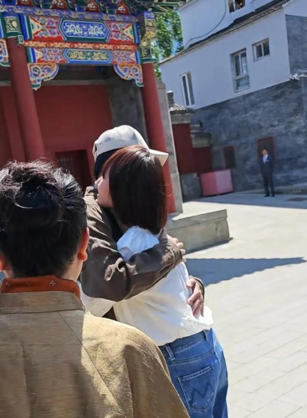 长春股票配资网 全场破防！袁泉当众拥抱辛柏青，藏尽同门温情